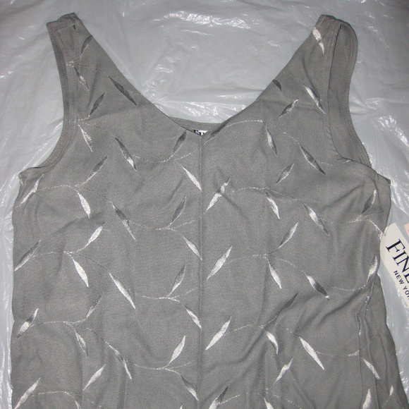 NEW w/TAGS Gray and white blouse Sleeveless V-neck - Picture 2 of 4